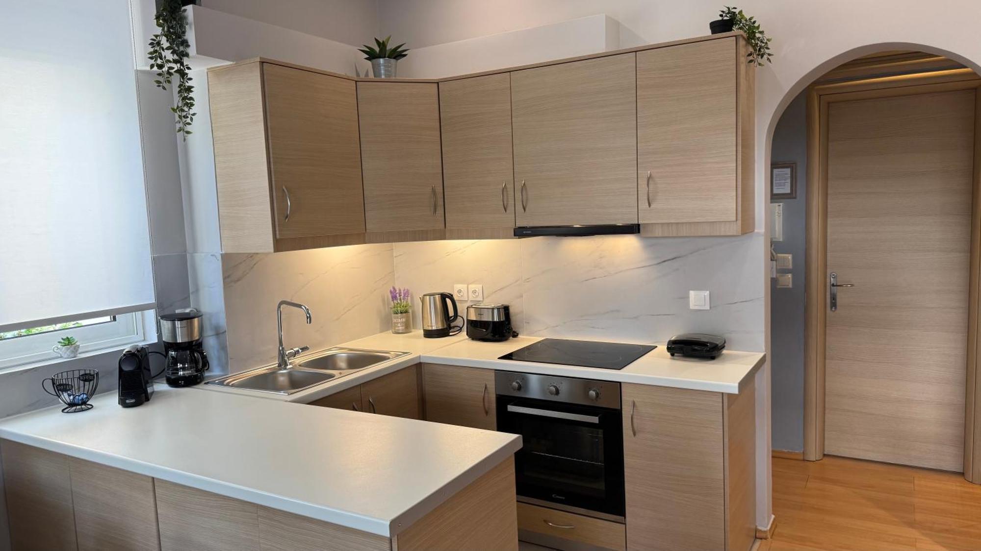 Elegant Glyfada Apartment-private Garden-near Metro * Atenas
